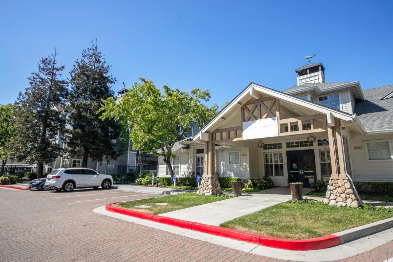 2br W Wd Gym Pool S F O -577 *